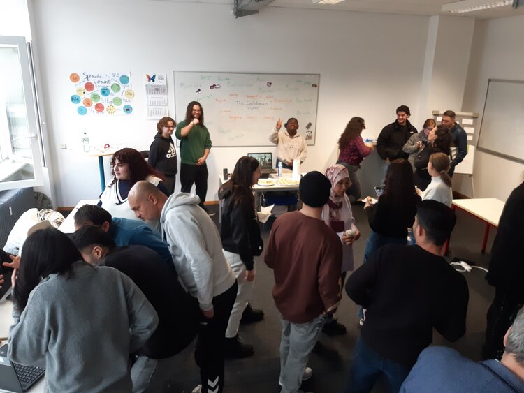 Intercultural Day an der Euro Akademie Mainz – Teilnahme Integrationskurse Schüler*innen und Interessent*innen stehen an Ständen des Intercultural Day an der Euro Akademie Mainz