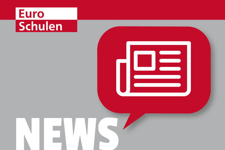 Herzlich Willkommen IK-5 Zu sehen ist ein hellgrauer Hintergrund auf dem in weiß "News" geschrieben ist und über dem eine Sprechblase mit einer Zeitung abgebildet ist.