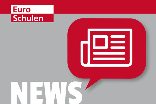 Herzlich Willkommen IK-5 Zu sehen ist ein hellgrauer Hintergrund auf dem in weiß "News" geschrieben ist und über dem eine Sprechblase mit einer Zeitung abgebildet ist.