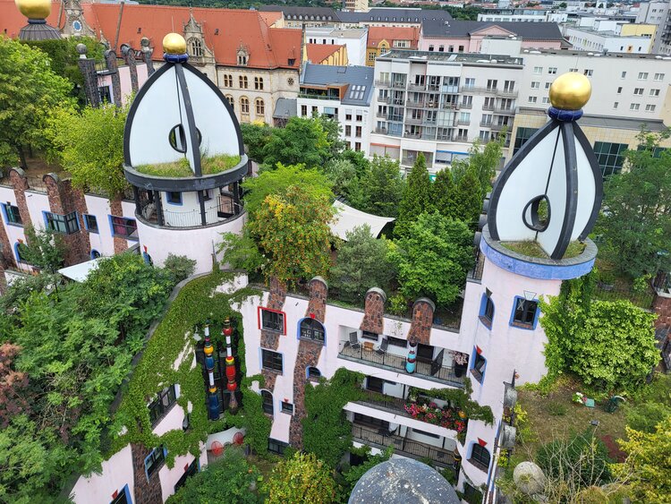 Drei Jahre gehen schnell vorbei Ansicht von oben auf die Grüne Zitadelle von Hundertwasser