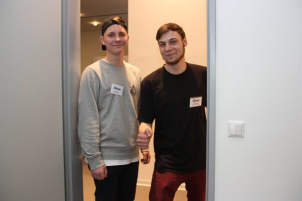 Zukunftsperspektiven, die Anklang finden: Junge Besucher machen Nägel mit Köpfen