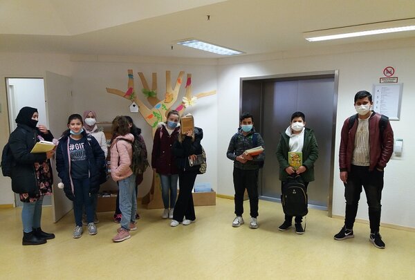 Bibliotheksbesuch gehört zum Sprachunterricht