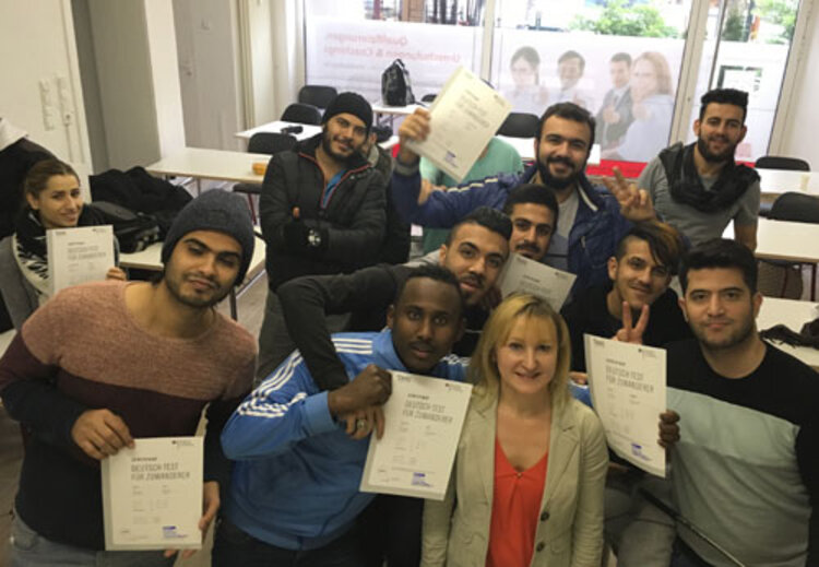 Teilnehmer des Jugendintegrationskurses erhalten Zertifikate