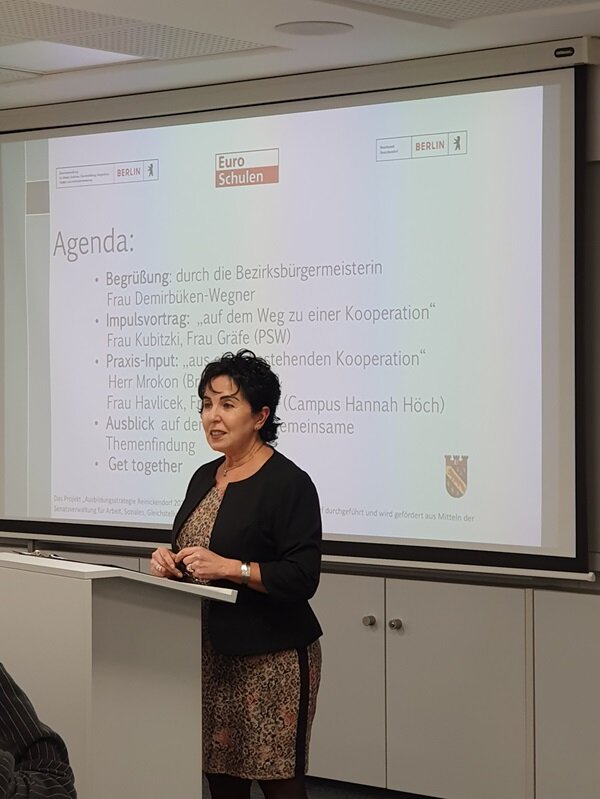 Zukunftsweisende Partnerschaften Teilnehmende des RAD hält einen Vortrag