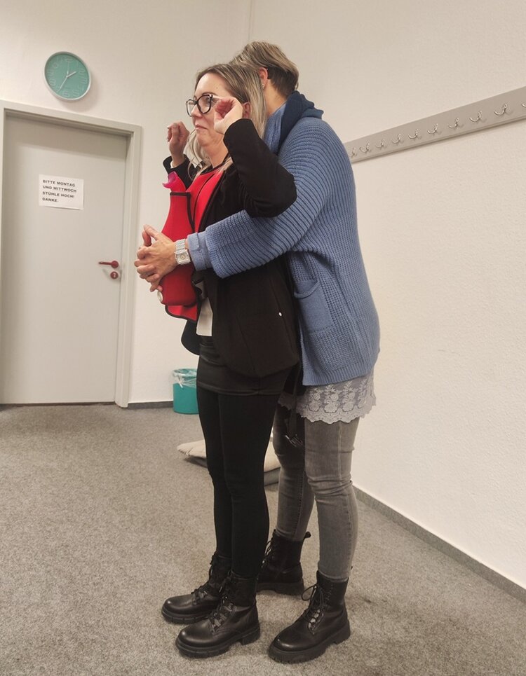 Helfen können alle lernen Mitarbeitende und Kursleiterin beim Erste Hilfe Kurs bei einer Übung.