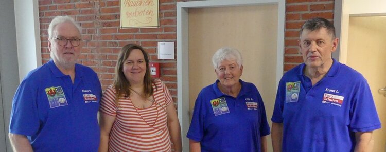 5. PingPongParkinson Quooker German Open Drei männliche und eine weibliche Mitarbeitende der Euro-Schulen Oldenburg posieren gemeinsam in blauen Team-T-Shirts für ein Foto.