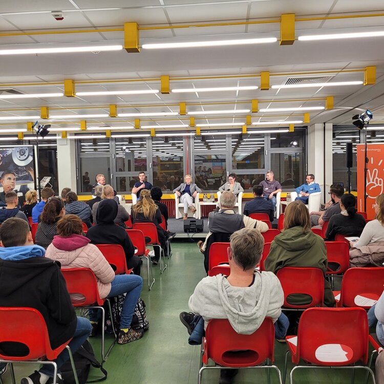 Eltern erkunden Wege in die Ausbildung