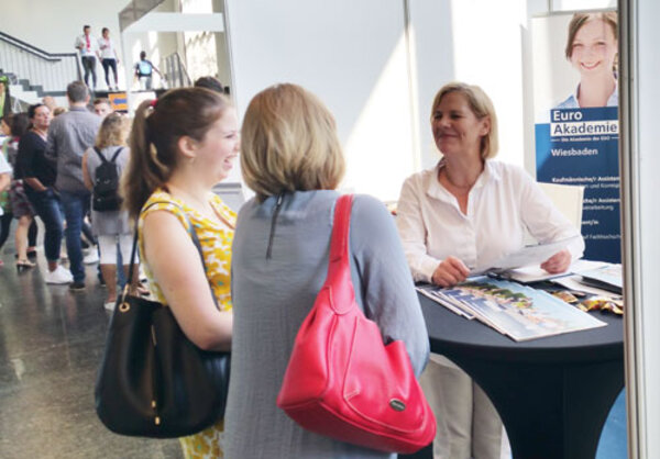 Zahlreiche Besucher bei der Berufsinformationsmesse (BIM) Rheinhessen