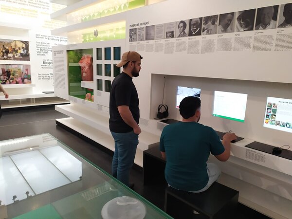 Sonniger Exkursionstag der Euro-Schulen Dresden: Spannende Einblicke in Wissenschaft und Kultur Zwei Personen in einem modernen Ausstellungsraum sitzen an Computern und lesen oder recherchieren Informationen zu einem Thema.