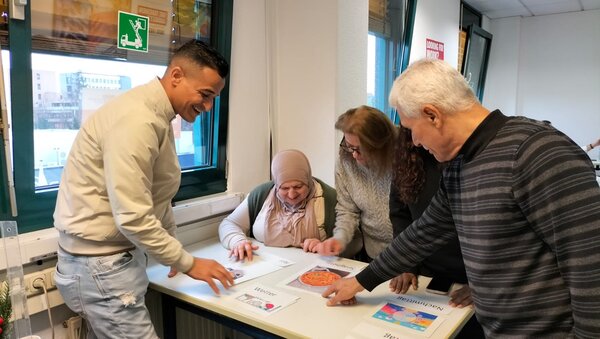 Weihnachtsfeiern in Köln Die Teilnehmenden besprechen gemeinsam eine Kursaufgabe.