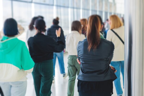 KOMPAKT – Exkursion zum Gläsernen GLOBUS Junge Menschen stehen mit dem Rücken zur Kamera und schauen sich in einem Raum um.