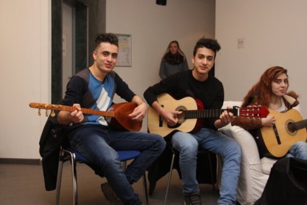 Zukunftsperspektiven, die Anklang finden: Junge Besucher machen Nägel mit Köpfen