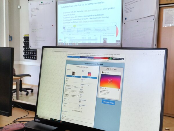 Jugendliche werden zu Faktencheckern! Auf einem Schreibtisch steht eine Computerbildschirm, auf dem die Seite Twitter geöffnet ist.