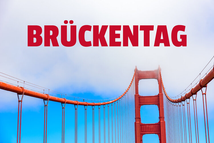 Wir sind am 5. Mai wieder für Sie da! In großen roten Lettern steht BRÜCKENTAG über einer roten Hängebrücke, die stark an die Golden Gate Bridge erinnert, der Hintergrund ist himmelblau.
