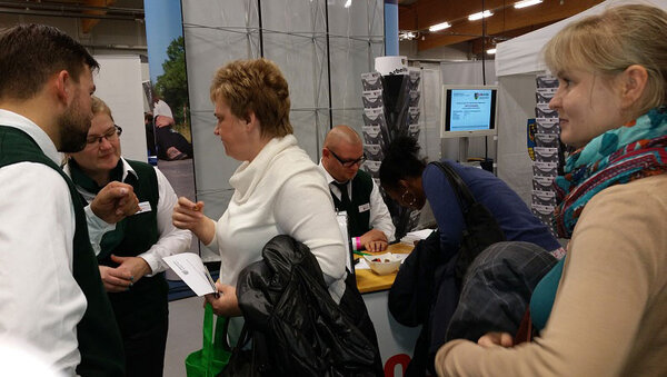 ESF-BAMF-Kursteilnehmerinnen auf Pflegemesse