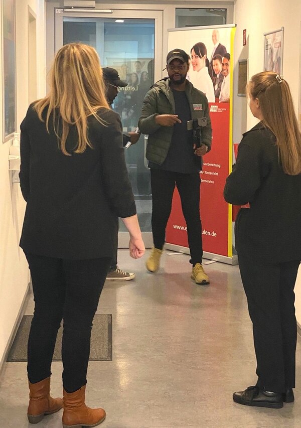 Mit KI zu barrierefreier Bildung – Teil 1 Mitarbeiterinnen beim Videodreh mit dem Aufnahmeteam.