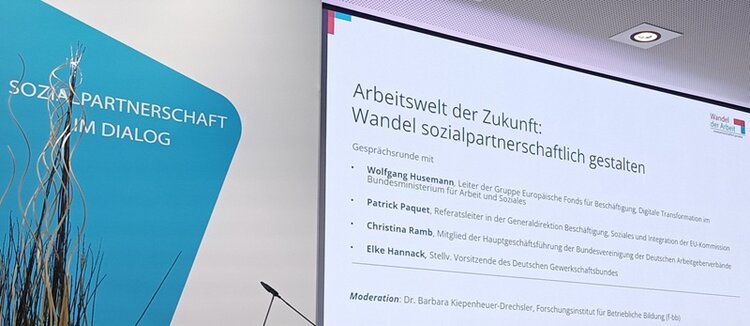 Sozialpartnerschaft im Dialog – Fachtagung am 07.05.2025 Im Hintergrund ist eine Leinwand mit Informationen zur Veranstaltung.
