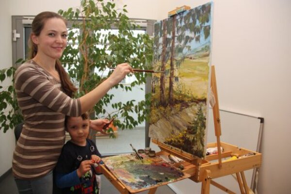 Zukunftsperspektiven, die Anklang finden: Junge Besucher machen Nägel mit Köpfen