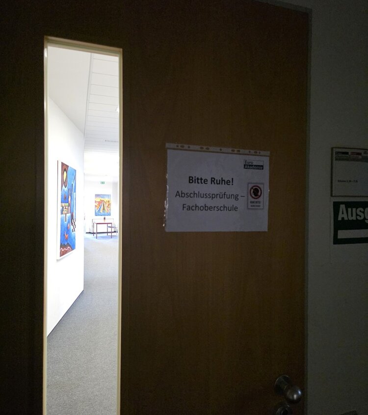 Prüfungsphase beginnt An der Tür zum Klassenraum der Euro Akademie Dresden steht ein Zettel mit dem Hinweis "Bitte Ruhe!" Abschlussprüfung der Fachoberschule.