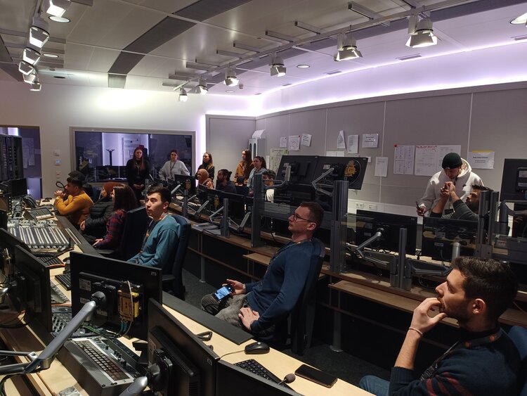 Berufssprachkurs besucht öffentlich-rechtliche Rundfunkanstalt Gruppenbild aller Teilnehmenden in der Regie des ZDF.