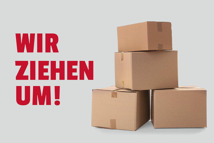 Wir ziehen um! Im linken Bereich des Bildes ist die Aufschrift "Wir ziehen um!" in roten Lettern, im rechten ein Stapel mit Umzugskartons zu sehen. Der Hintergrund ist grau.