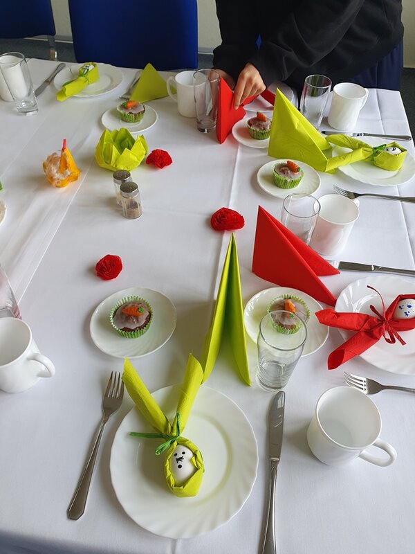 Osterdeko à la „Reha-Integrativ“: Kreativität trifft Gaumenfreude!