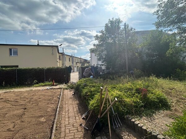 Die neuen BvB-Teilnehmenden packen im Garten an