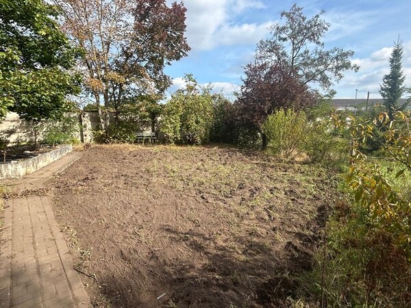 Die neuen BvB-Teilnehmenden packen im Garten an