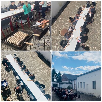 Draußen am Grill Bildcollage mit vier Bildern, die die Teilnehmenden draußen sitzend an einer langen Tafel zeigt sowie ein Bild des Grills, auf dem unter anderem Bratwürstchen und Bulletten liegen.