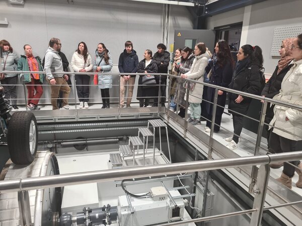 Sonniger Exkursionstag der Euro-Schulen Dresden: Spannende Einblicke in Wissenschaft und Kultur Die Schülerinnen und Schüler stehen um ein Auto herum und schauen bei Tests zu.