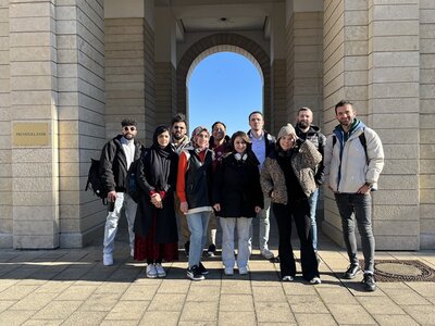 Gruppenfoto der Teilnehmenden Teilnehmende des Orientierungskurses posieren vor der St. Stephan Kirche in Mainz für ein Foto.