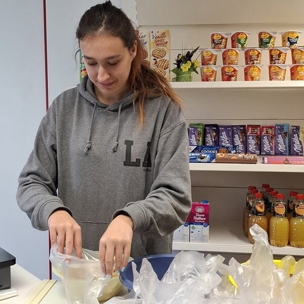 Es weihnachtet sehr... Auszubildende bereitet kleine Tüten für die Plätzchen vor.